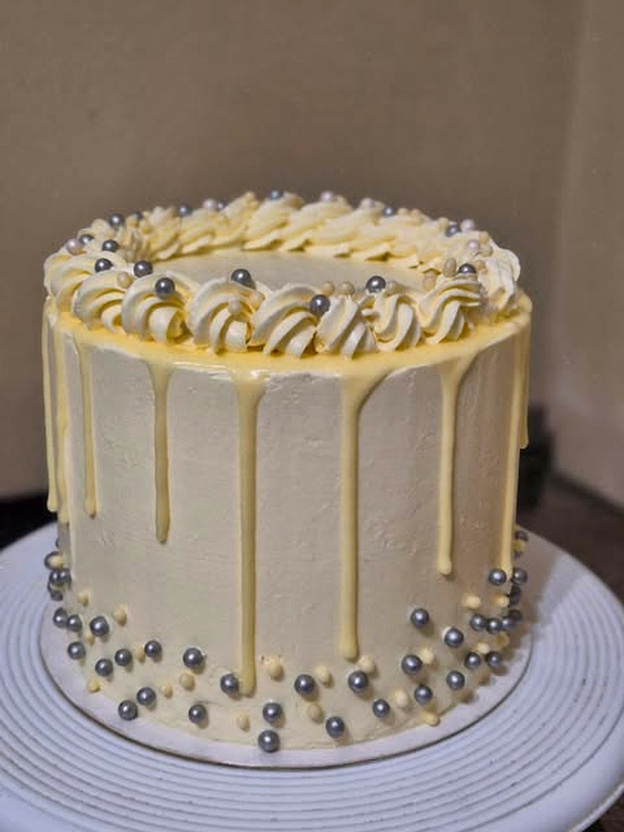 Torta de Celebración con Flores Naturales y Drip